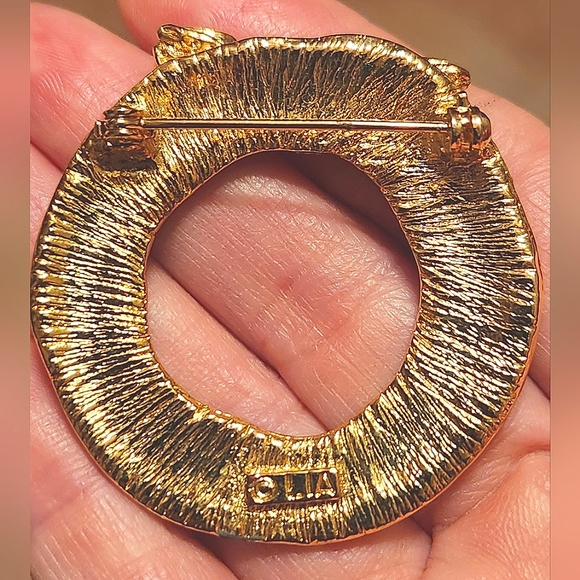 LIA Barcelona Christmas Wreath Brooch - Picture 3 of 3